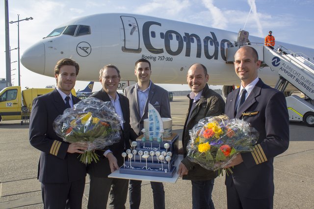 Copilot Kevin Knülle, Flughafengeschäftsführer Dr. Michael Hupe, Pressesprecher Christian Albrecht, Leiter Aviation Marketing Christian Käser und Kapitän Florian Böhner mit Erstflugstorte (Motiv: Burj al Arab).