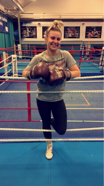 Annemarie Retzer (21) vom 1. ASC Nürnberg-Süd boxt am 8. April auf dem Frühlingsfest.