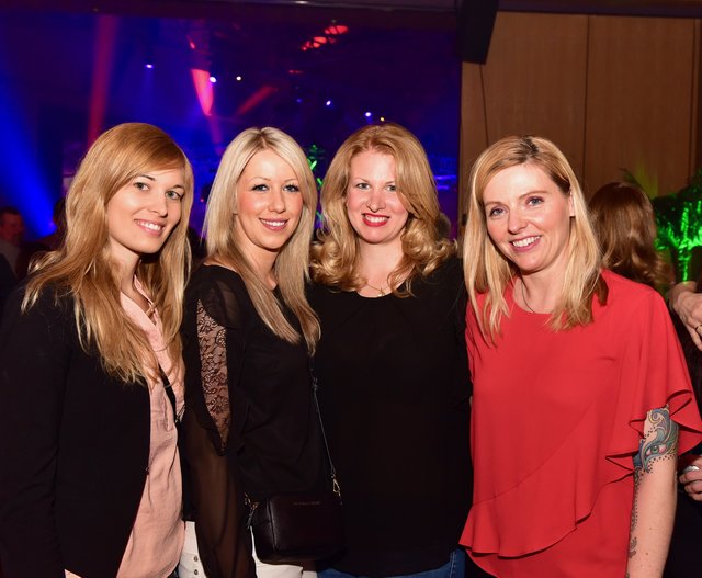 Blond ist eindeutig Trumpf: Die Automaten-Sisters Michaela & Alexandra Zölls (2.&3.v.li.) mit Laura Beck (li.) und Radio-F-Moderatorin Steffi Pankotsch. | Foto: © Peter Maskow