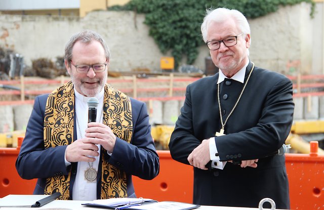 Der katholische Stadtdekan Hubertus Förster (l.) und Regionalbischof Dr. Stefan Ark Nitsche spenden ihren Segen für das Bauvorhaben. | Foto: tom
