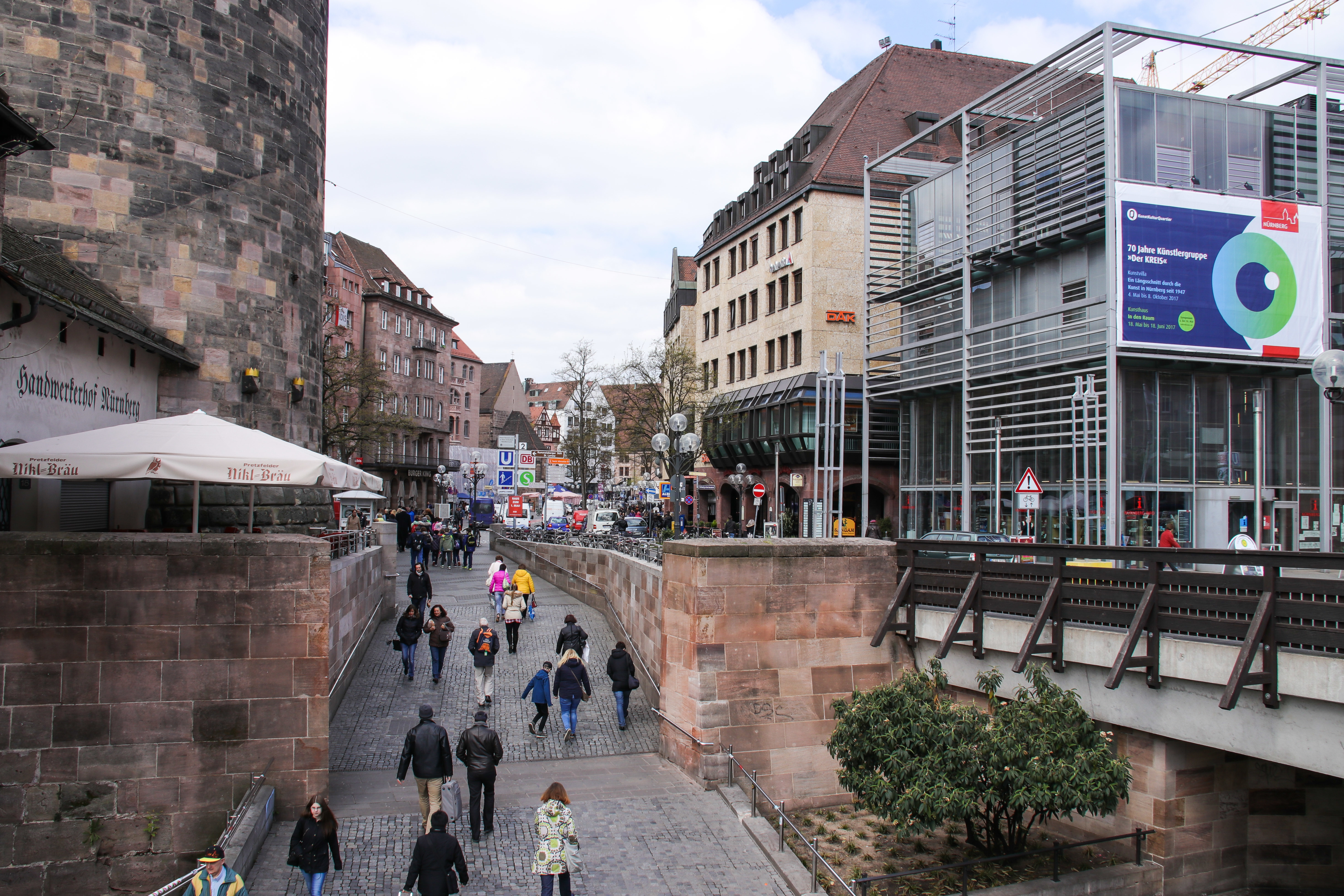 Blick in die Königstraße – rechts im Bild der Glasbau des Künstlerhauses.