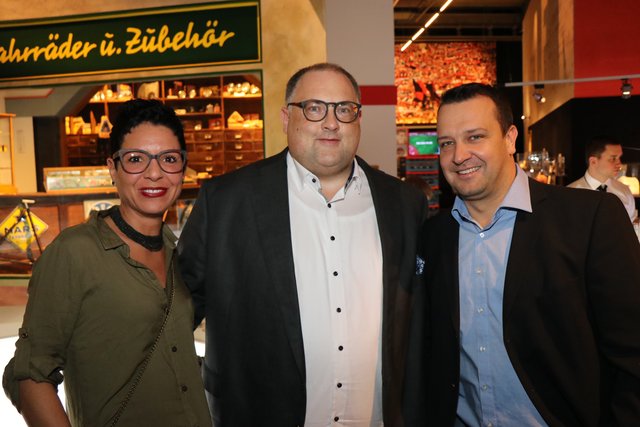 Markus Rehm (Mitte, GF Auto-Zentren Nürnberg-Marienberg) mit Vanessa und Rainer Nusselt (Konditorei Nusselt). | Foto: © Jürgen Friedrich/Marc Stingl
