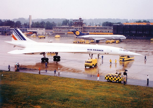 Die Concorde steht auf dem regennassen Nürnberger Rollfeld.