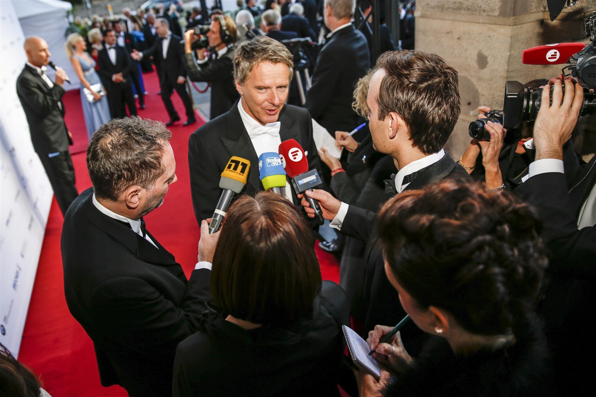 Alle wollen Jörg Pilawa! Zwischen den Walzern im Opernhaus wird er auch 2018 der Star sein.