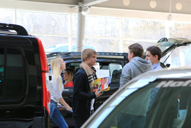Die Gespräche fanden in Autos statt. So konnten sich die Schüler und die Unternehmensvertreter offen, ungestört und persönlich austauschen.