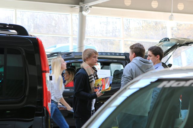 Die Gespräche fanden in Autos statt. So konnten sich die Schüler und die Unternehmensvertreter offen, ungestört und persönlich austauschen. | Foto: Landkreis Forchheim