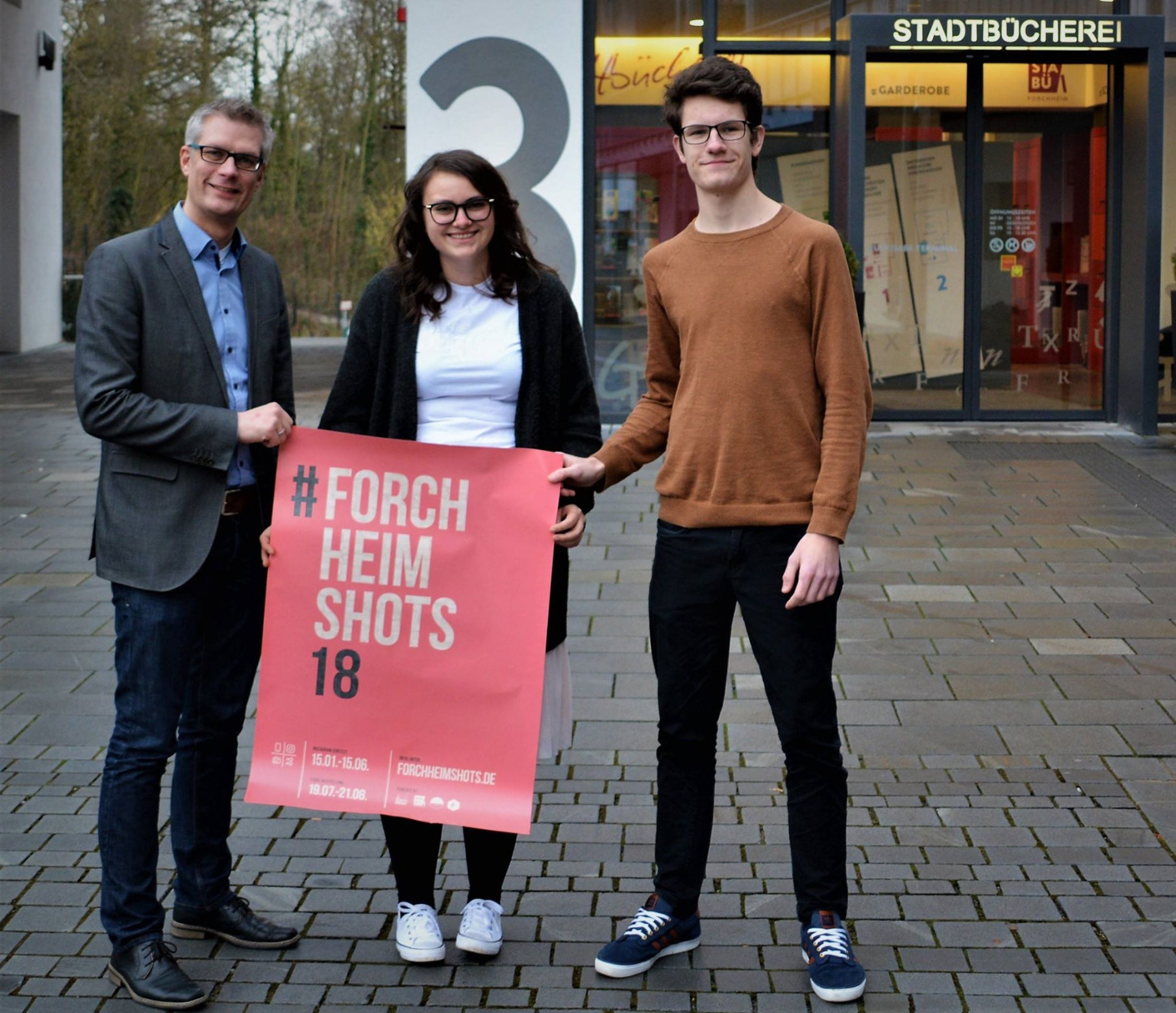 Ausgewählt werden die Fotos für die Instagram-Ausstellung in der Forchheimer Stadtbücherei von einer Jury, bestehend aus dem Forchheimer Oberbürgermeister Dr. Uwe Kirschstein, der Fotografin Nicole Endres und dem Gewinner aus 2017, dem Instagramer Marc Schechtel (im Bild rechts).