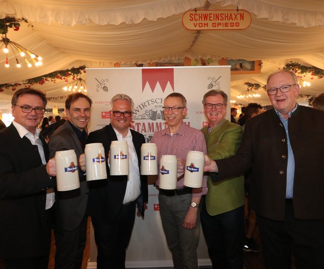 Prost auf einen gelungenen Abend: (v.l.) Tucher Geschäftsführer Fred Höfler, Funkhaus Geschäftsführer Alexander Koller, Mercedes Niederlassungsleiter Andreas Rabitz, Schultheiss Wohnbau Vorstandsvorsitzender Martin Heyn, Roland Burgis, stellvertretender Vorstandsvorsitzender Sparkasse Nürnberg, und Festwirt Peter Lössel.