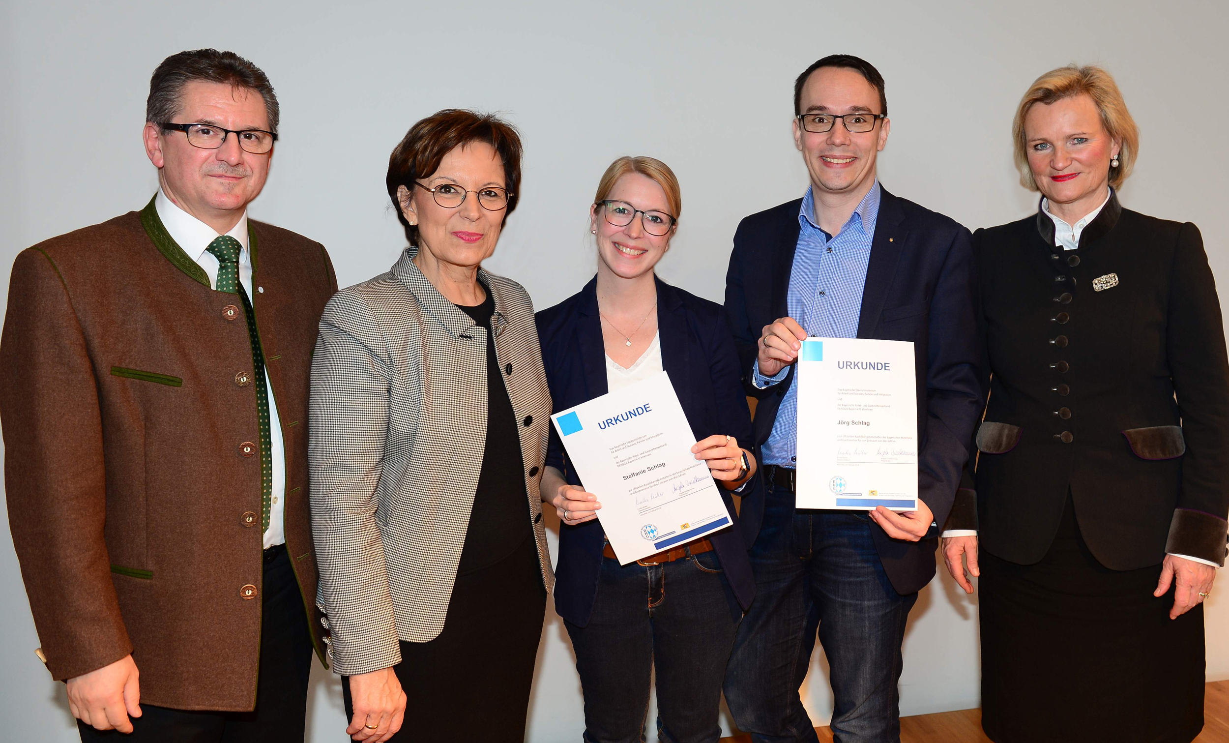 DEHOGA-Vize Andreas Brunner, Ministerin Emilia Müller, Steffanie und Jörg Schlag (Arvena Hotels), Angela Inselkammer (v.l.).