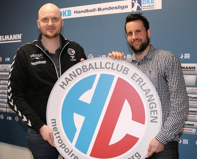 (Foto: HJKrieg, Erlangen): HC-Cheftrainer Adalsteinn Eyjolfsson (links) freut sich auf Florian von Gruchalla