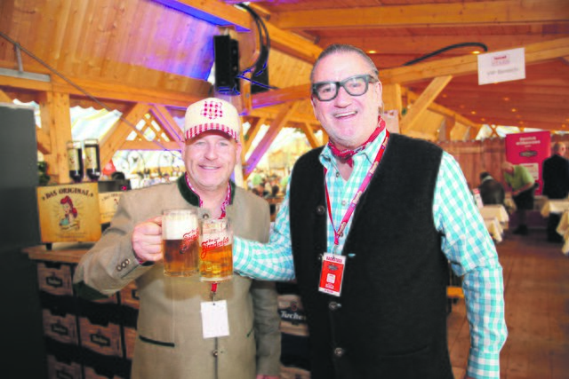 Er hat das Gaudi-Event erfunden: Bernd Schwochert (re.) mit Olaf Borgelt (,,Klaus&Klaus"). | Foto: © Jürgen Friedrich