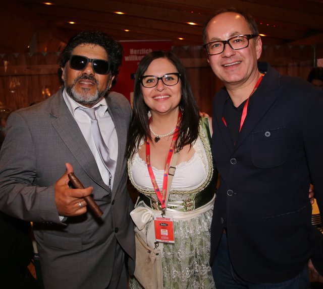 Tucher-Marketingdirektor Kai Eschenbacher (re.) mit Gattin Elke und Diego-Maradona-Double Abi Atici. | Foto: © Jürgen Friedrich