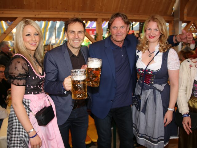 In der VIP-Box: Funkhaus-Geschäftsführer Alexander Koller (2.v.li), Promi-Bodyguard Peter Althof und die Automaten-Unternehmerinnen & schönen Schwestern Michaela (li.) und Alexandra Zölls. | Foto: © Jürgen Friedrich