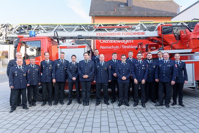 Die auf der Jahreshauptversammlung beförderten Feuerwehrmänner mit Kommando und Vorsitzenden.