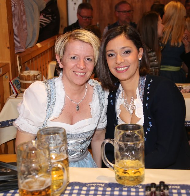 Oben: Prost, Ladies! Möbel-Höffner-Chefin Simone Leuchauer (li.) und Vanessa Fiore (Huff Werbeartikel). | Foto: © Jürgen Friedrich
