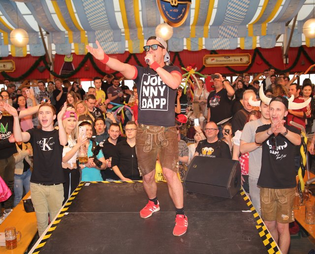 Lorenz Büffel reißt die Festzeltbesucher von den Bierbänken! | Foto: © Jürgen Friedrich
