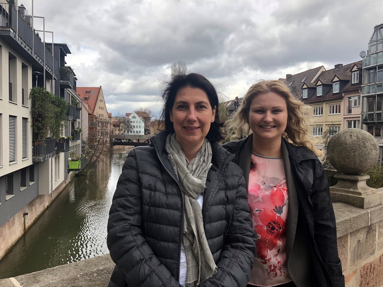 MdB Katja Hessel und Nadja Hirsch, Vorsitzende der FDP im Europäischen Parlament beim Presselunch in Nürnberg.