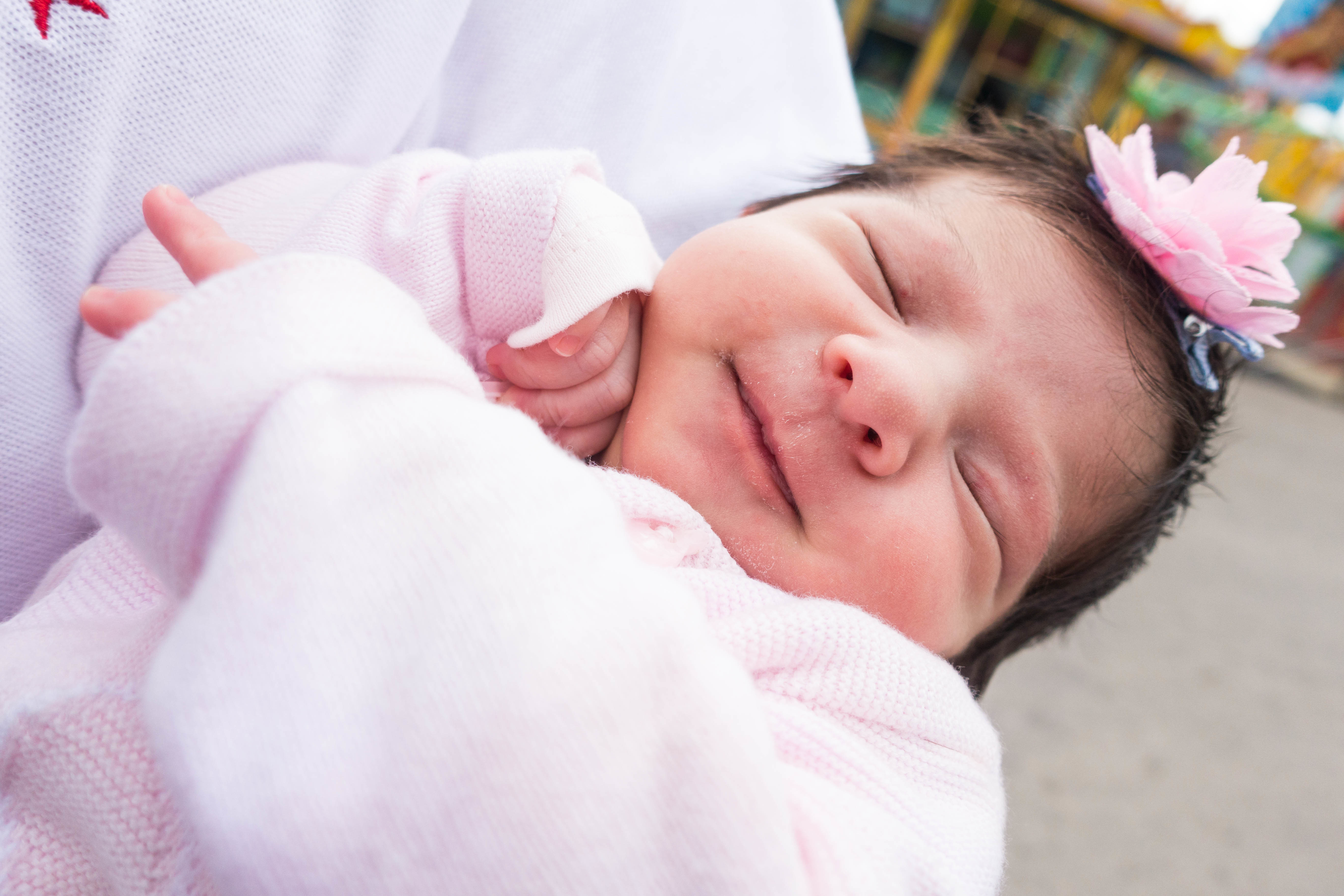 Süß! Die kleine Jenna macht ein entspanntes Schläfchen. Foto: Budig/Süddeutscher Schaustellerverband