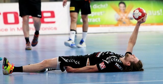 (© Foto: HJKrieg, Erlangen) - Mit letzter Kraft den Ball erkämpft und dabei verletzt: Weltmeister Johannes Sellin