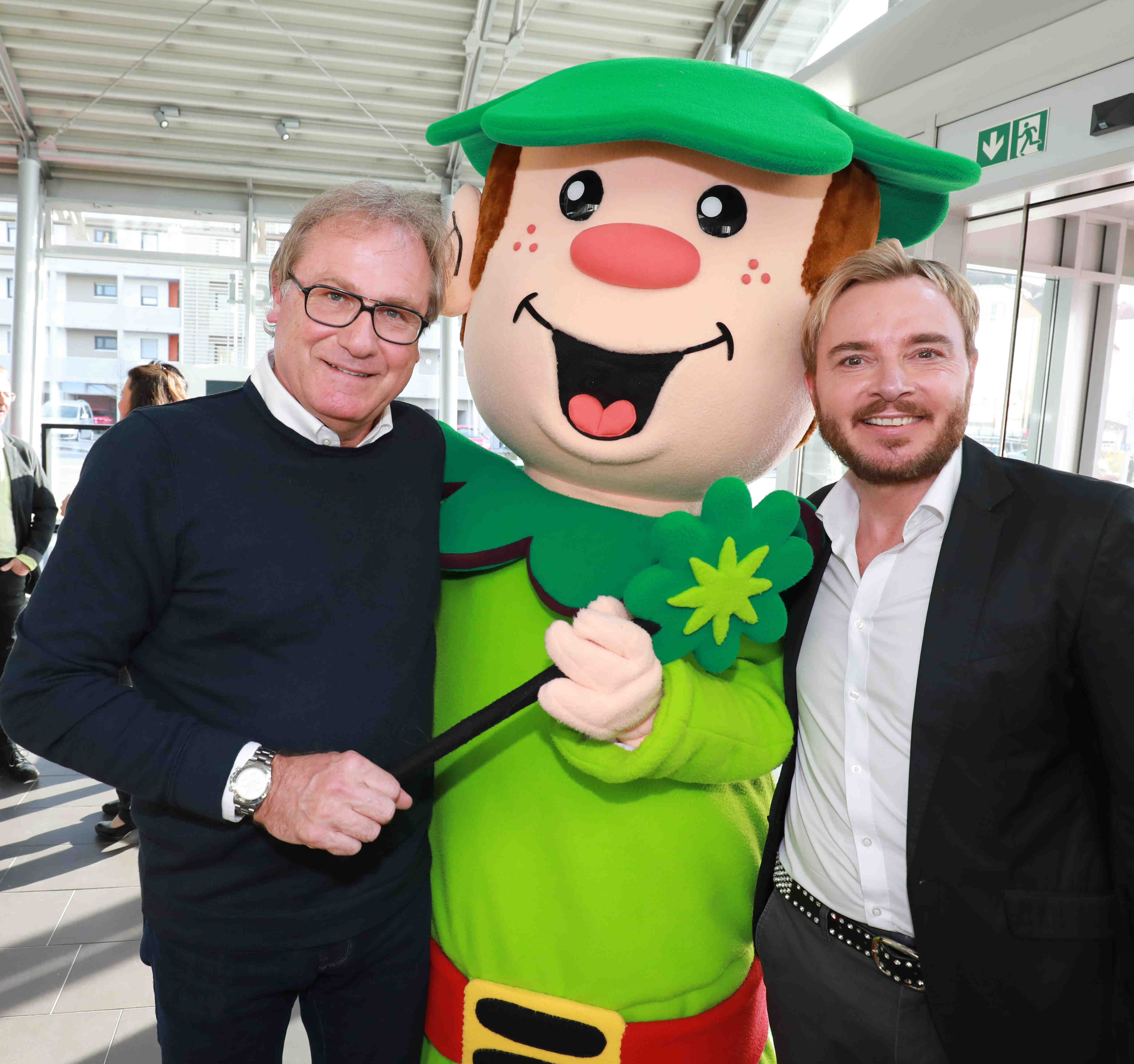 Uwe Feser (links) mit seinem putzigen
Stiftungs-Maskottchen Elfi und SPD-Landtagskandidat
Marcel Schneider.