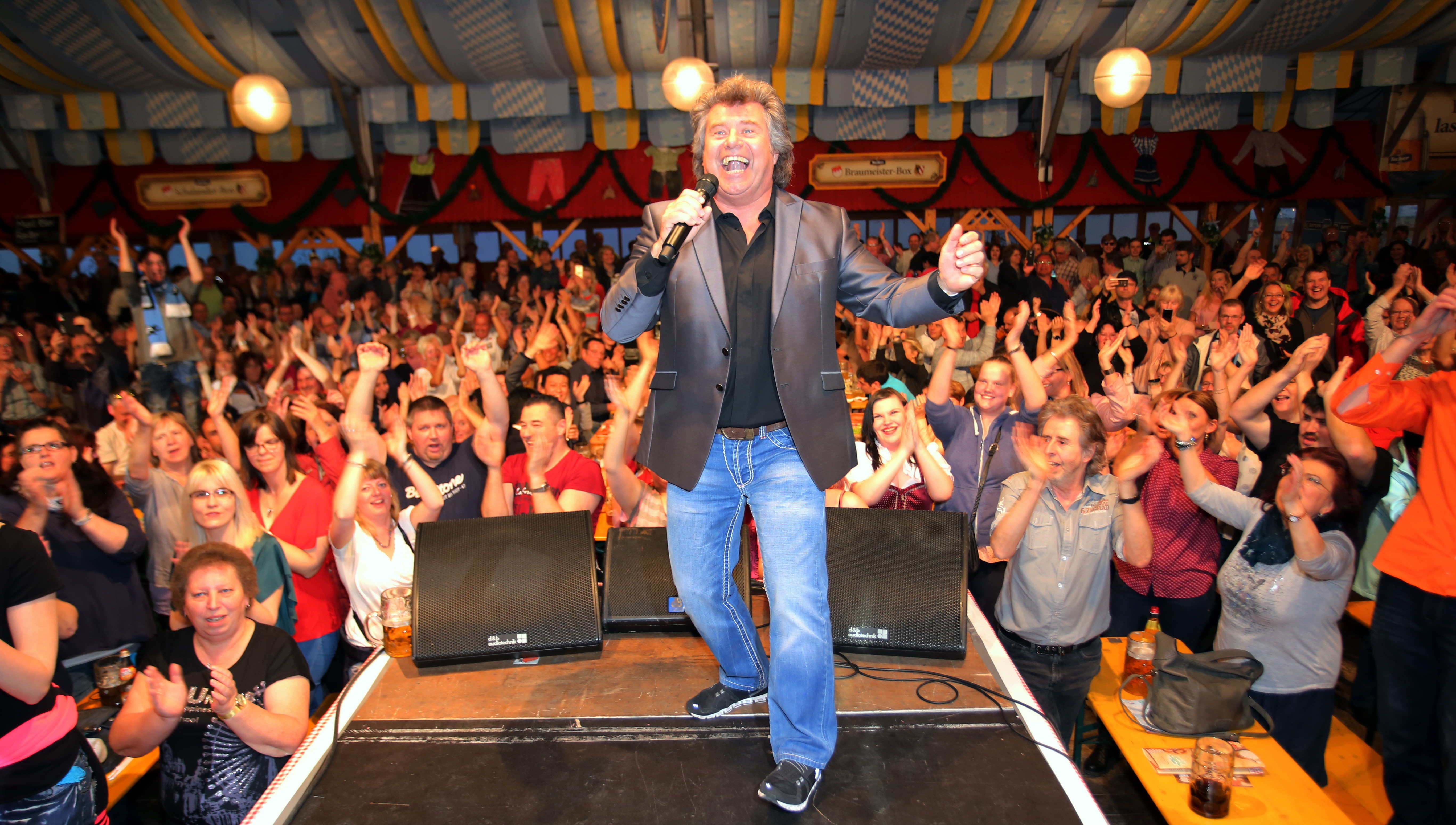 Da wackelt die Hütte: Andy Borg heizt im Festzelt mächtig ein!