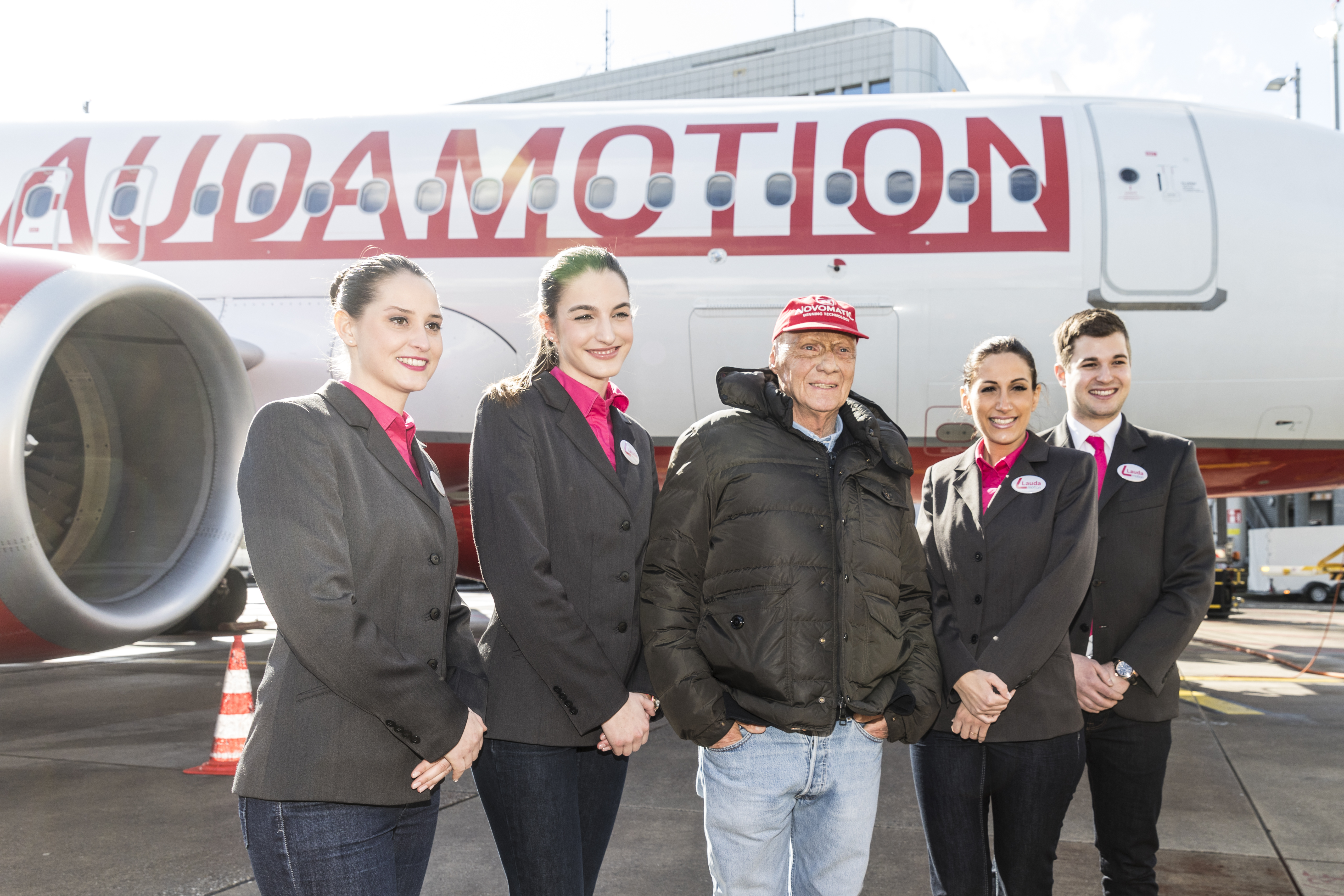 Laudamotion-Chef Niki Lauda (Mitte) mit Cabin Crew.