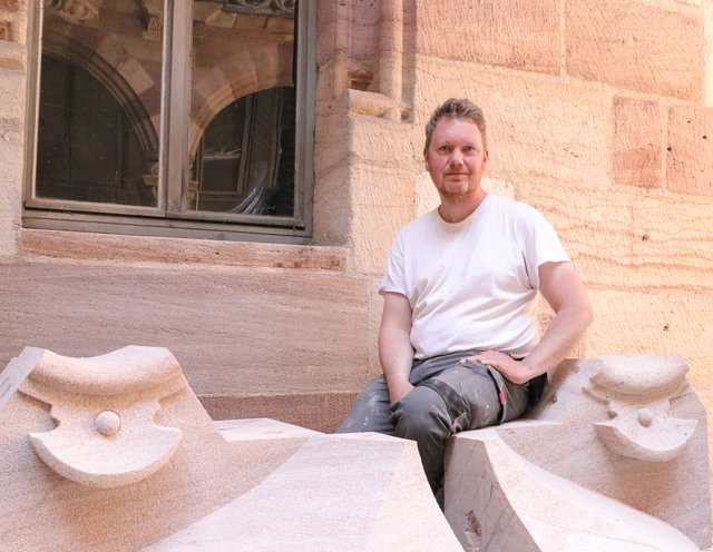 Auf Steinmetz Harald Pollmann kommt in Kürze eine kniffelige Arbeit zu. U.a. müssen die riesige Muschel und der oberste Obelisk in den Schaugiebel eingebaut werden. Das macht auch den erfahrenen Steinmetz ein wenig nervös. | Foto: Nicole Fuchsbauer