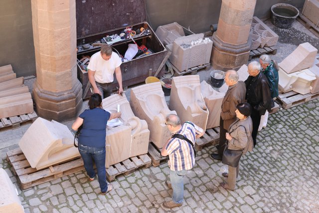 Rund 600 Kilo wiegt so ein Stein. Auf dem Nachbargelände des Pellerhofes steht ein Kran, damit werden die Schwergewichte hochgehievt und müssen milimetergenau eingepasst werden. | Foto: Nicole Fuchsbauer