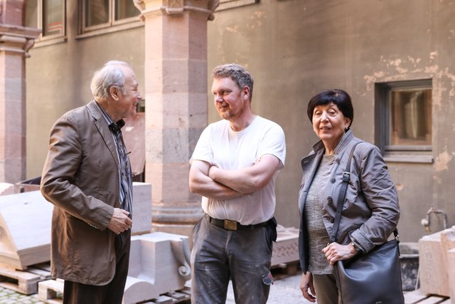 Metallbildhauer Adolf Held (l.) und Lebensgefährtin Waltraud Köstler im Gespräch mit Steinmetz Harald Pollmann. | Foto: Nicole Fuchsbauer