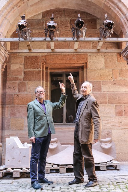 Altstadtfreunde-Chef Karl-Heinz Enderle und Metallbildhauer Adolf Held (r.) zeigen die neuen Wasserspeier, die bald ihren angestammten Platz an den Dachrinnen der beiden Chörlein finden werden. | Foto: Nicole Fuchsbauer