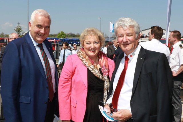 Theo Zellner (r.), Präsident Bayerisches Rotes Kreuz, und Leonhard Stärk (l.), Landesgeschäftsführer, mit Petra Guttenberger, MdL. | Foto: Udo Dreier