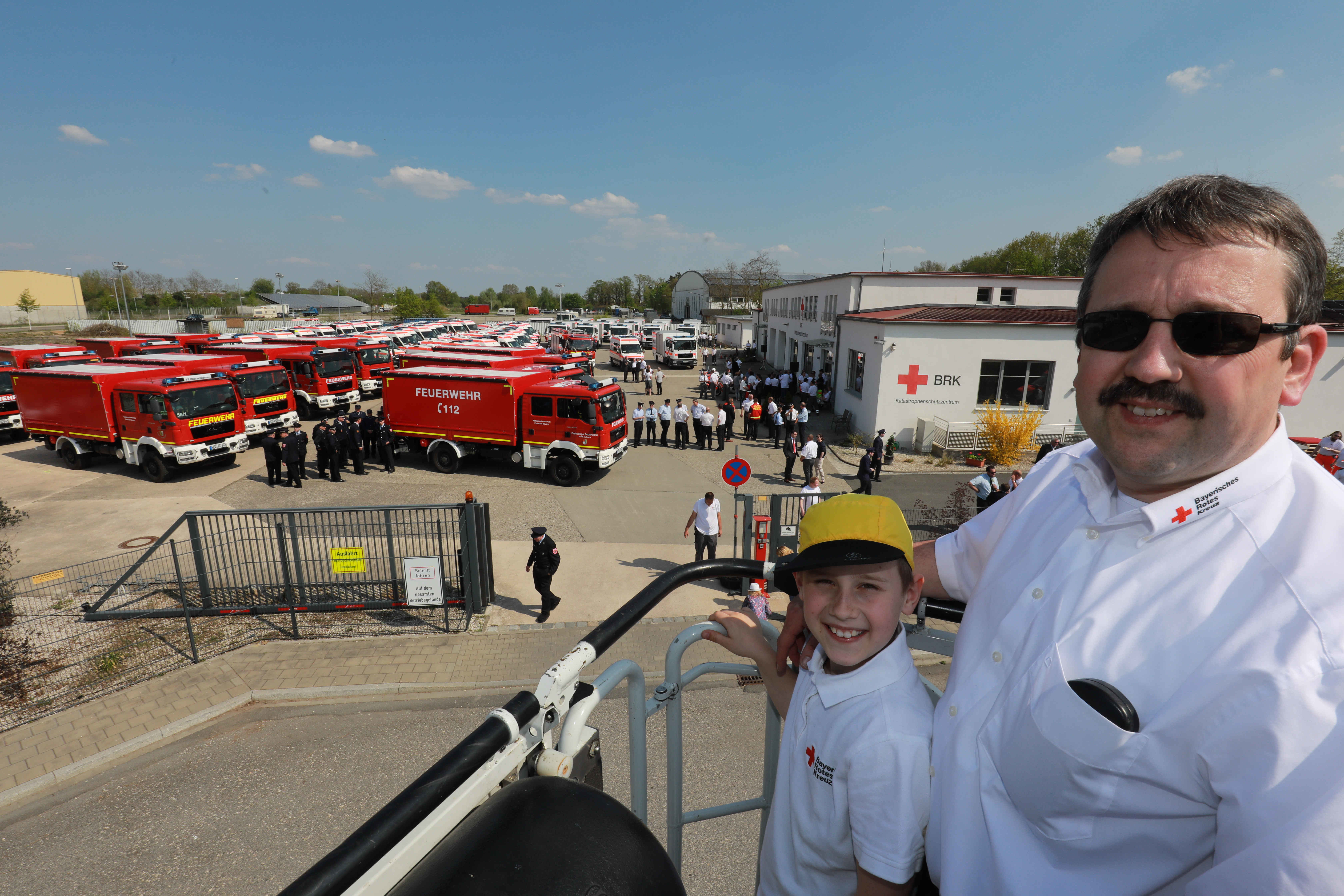 Die 67 Fahrzeuge standen in Fürth zur Übergabe bereit - Jonathan (10) verschaffte sich mit seinem Papa einen Überblick.