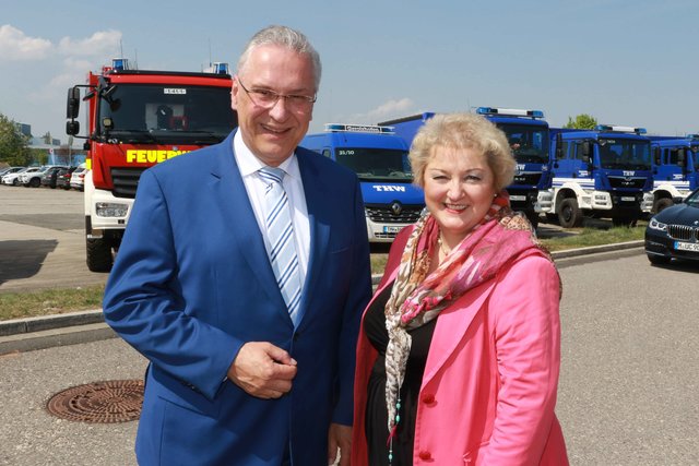 Innenminister Joachim Herrmann und die stellvertretende Vorsitzende BRK Mittel- und Oberfranken Petra Guttenberger vor den Einsatzfahrzeugen. | Foto: Udo Dreier