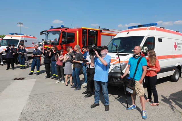 Großes Medieninteresse bei der Übergabe von 67 Rettungsfahrzeugen im Wert von 11 Millionen Euro durch Bayerns Innenminister Joachim Herrmann an Feuerwehren, Rettungsdienst und THW. | Foto: Udo Dreier