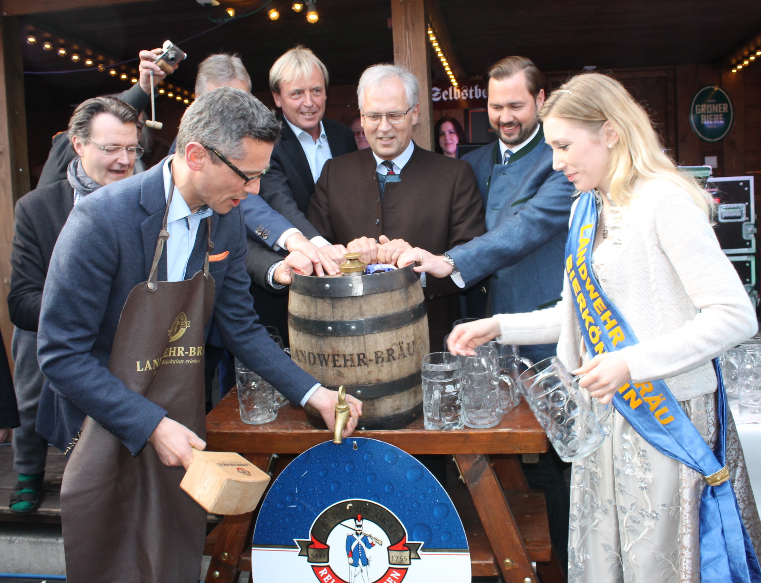So schön war es 2017: Nürnbergs Wirtschaftsreferent Michael Fraas sticht im Beisein politischer Prominenz und der Bierkönigin der Landwehr Bräu das erste Maifestfass an.