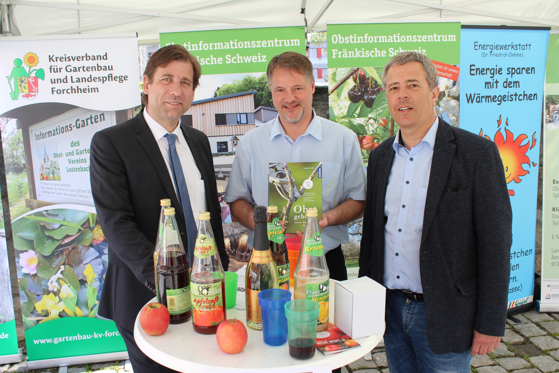 Landrat Dr. Hermann Ulm am Stand des Landratsamtes Forchheim.