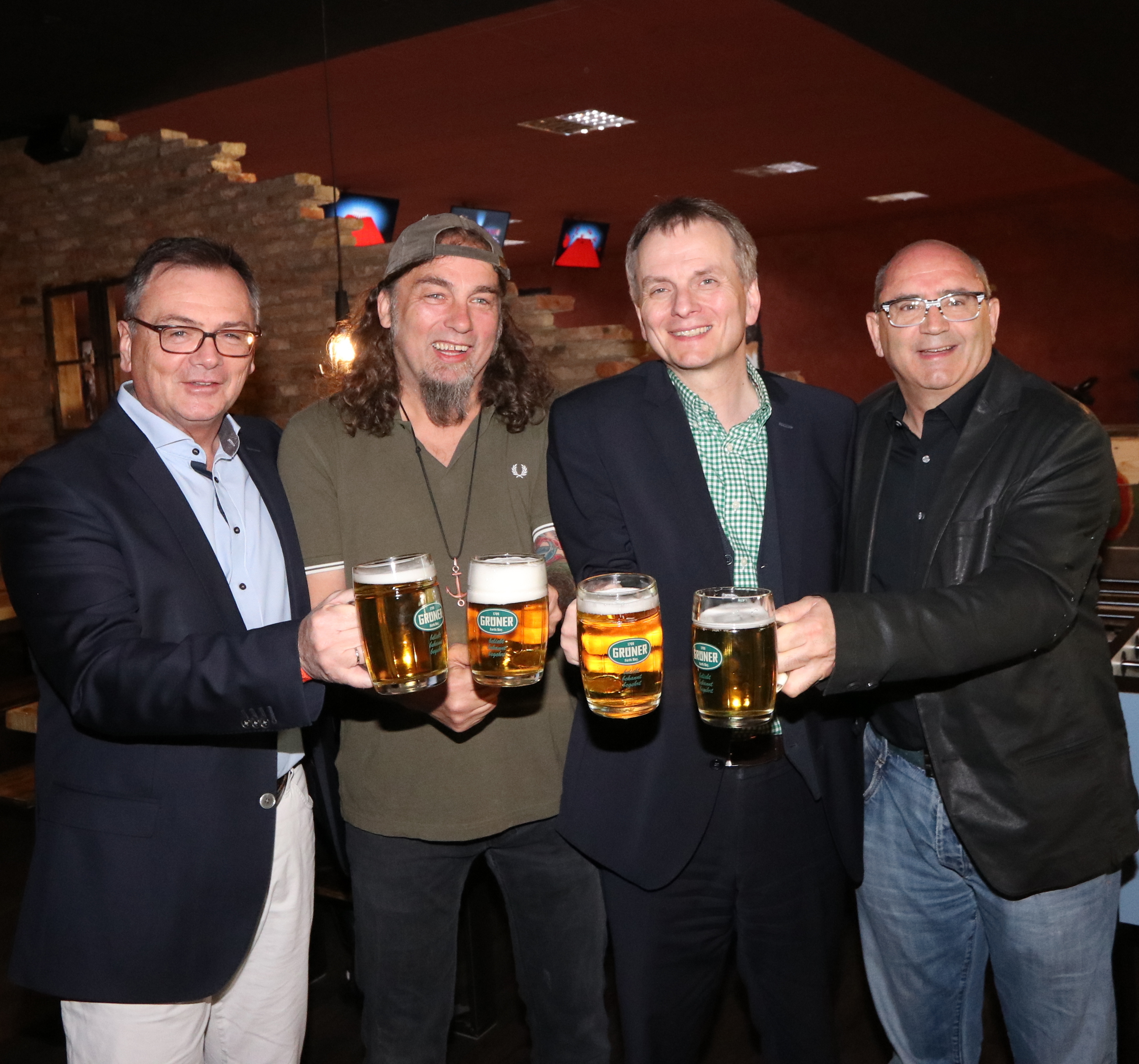 Tucher-Boss Fred Höfler (v.li.) mit Stefan ,,Bob" Meitinger, Fürths Wirtschaftsreferent Horst Müller (CSU) und Wilhelm Graf (Feser-Graf Gruppe).
