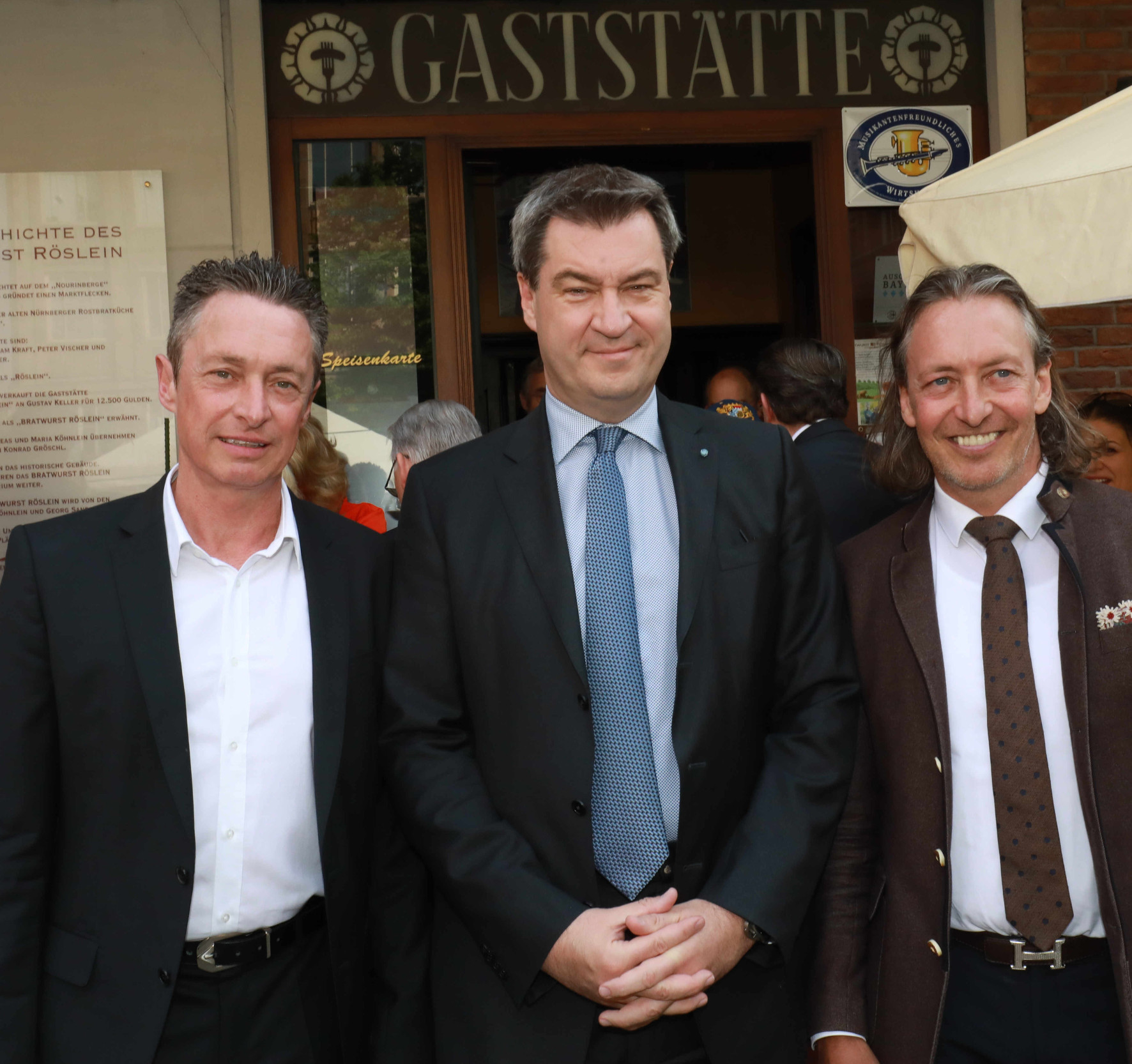 Drei gestandene Mannsbilder: Ministerpräsident Söder mit den Röslein-Wirten Michael (li.) und Thomas Förster.