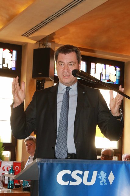 Bayerns Ministerpräsident Dr. Markus Söder (CSU) bei seiner Rede im Bratwurst Röslein am Nürnberger Hauptmarkt. | Foto: © Udo Dreier/bayernpress