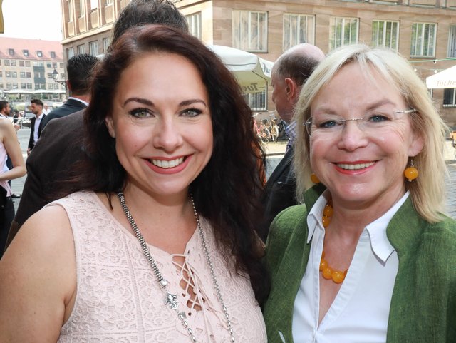 Gut gelaunt: CSU-Stadträtin Kerstin Böhm mit Landtagskandidatin Barbara Regitz vor dem Frühjahrsempfang. | Foto: © Udo Dreier/bayernpress