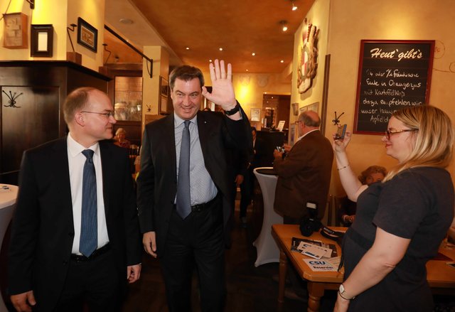 Umjubelter Einzug ins Bratwurst Röslein: Markus Söder und CSU-Bundestagsabgeordneter Sebastian Brehm (links). | Foto: © Udo Dreier/bayernpress