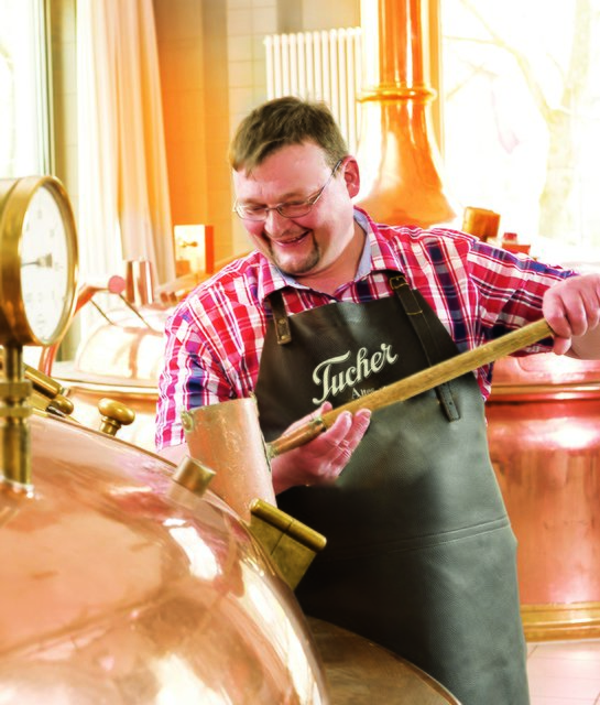 Braumeister Rudi Distler am Sudkessel. | Foto: © Tucher