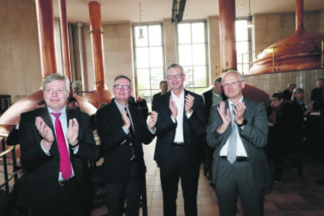 Premierengäste (v.l.): Harald Greiner (Geschäftsführer MarktSpiegel), Handwerkskammerpräsident Thomas Pirner, Dirk von Vopelius (Präsident IHK Nürnberg für Mittelfranken) und Bürgermeister Dr. Klemens Gsell. | Foto: © John R. Braun