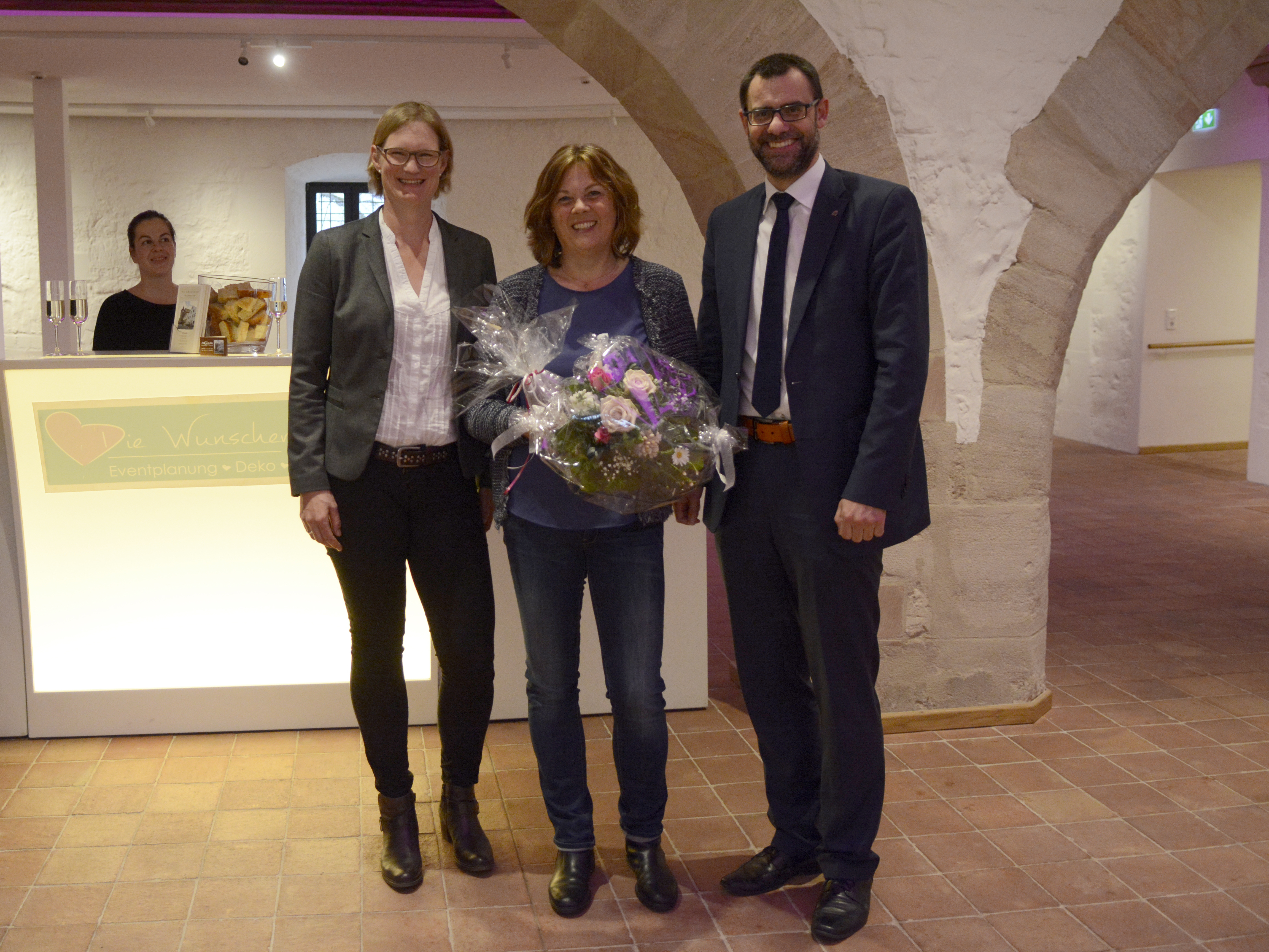 Birgit Schnitzlein (M.) freut sich über die Ehrung durch Anke Freimann und Ralph Edelhäußer.