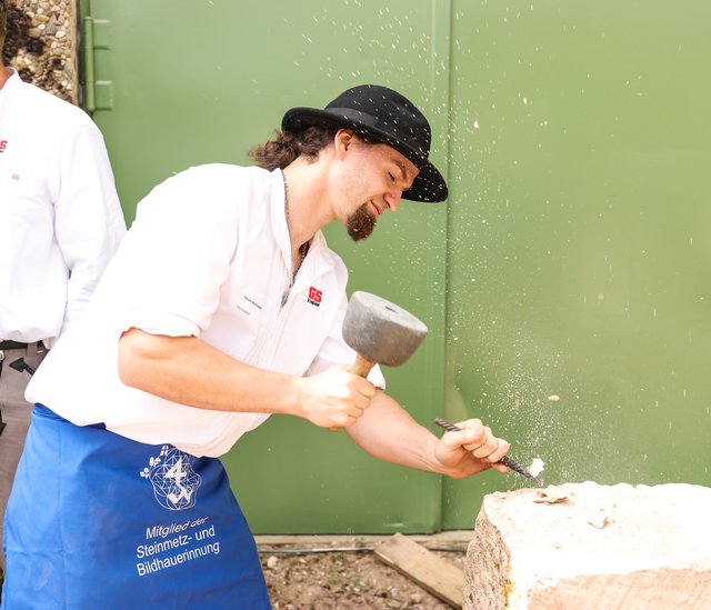 Steinbildhauer Kevin Schneider demonstriert den Beginn jeder Arbeit. | Foto: Nicole Fuchsbauer