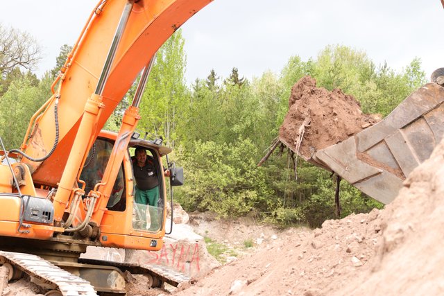 Auf dem Gelände des Worzeldorfer Steinbruchs durften die Gäste (unter Aufsicht!) den Bagger ausprobieren. | Foto: Nicole Fuchsbauer