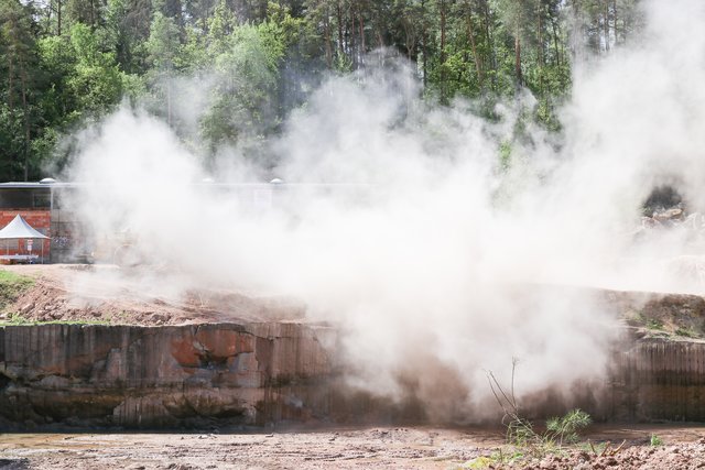 Mit einem großen Knall werden die Sandsteinplatten in der Sprengung abgetrennt, um später abtransportiert und bearbeitet werden zu können. | Foto: Nicole Fuchsbauer