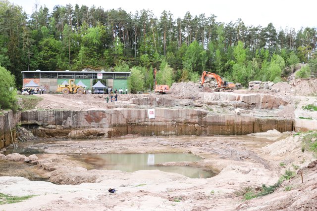 An der Felsenkante wurden Platten des Sandsteins abgesprengt. | Foto: Nicole Fuchsbauer