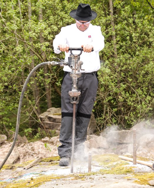 Hier werden die tonnenschweren Sandsteinblöcke getrennt. | Foto: Nicole Fuchsbauer