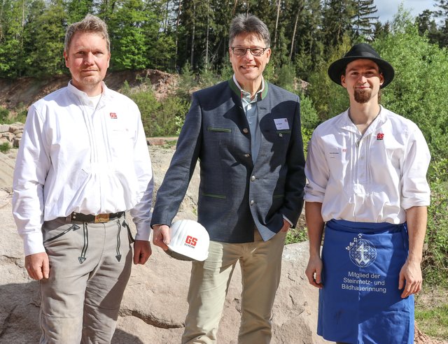 GS Schenk Geschäftsführer Jobst Dentler mit den Steinmetzen Harald Pollmann (l.) und Kevin Schneider (l.) auf dem Gelände des Worzeldorfer Steinbruchs. | Foto: Nicole Fuchsbauer